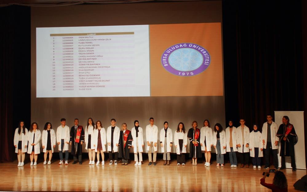 BUÜ’de hekim adayları beyaz önlüklerini giydi