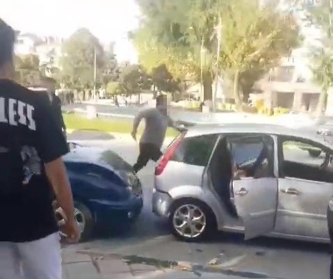 Bursa’da kaza sonrası bıçaklı kavga! Çocuğuna rağmen…
