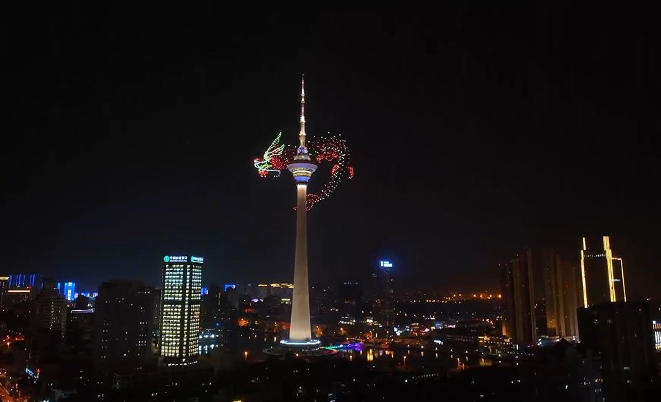 Çin’de bin dronla ejderha gösterisi
