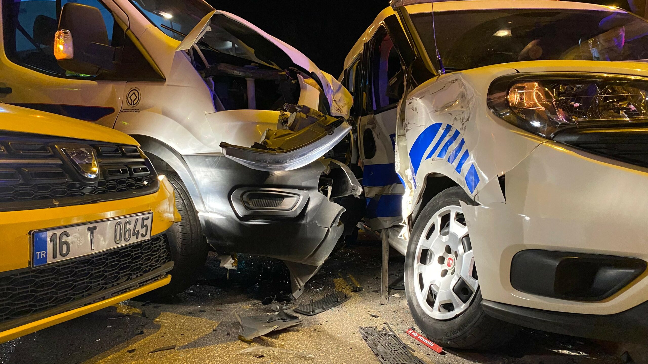 Bursa’da 3 araç çarpıştı: 3’ü polis 6 yaralı