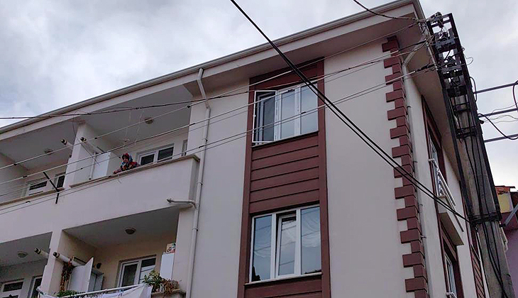 Bursa’da 3. kattan düşen 2 yaşındaki çocuk ağır yaralandı
