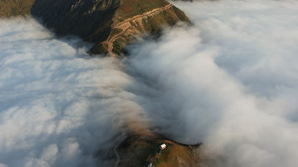 Artvin’de sis bulutunun oluşturduğu manzara hayran bıraktı