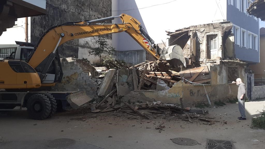 Bursa’da metruk binalar yıkılıyor