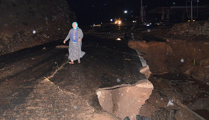 Aksaray’da sel nedeniyle yol yarıldı
