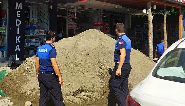 Kiracısını çıkartmak için iş yerinin önüne kum döktü