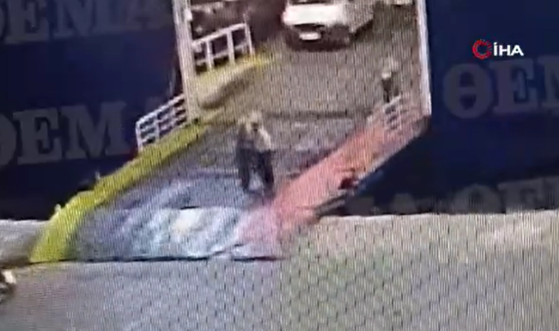 Yunanistan’da feribota son anda binen yolcu ölüme itildi