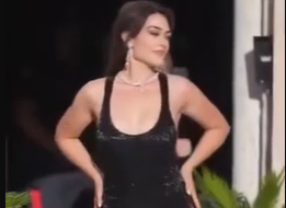 Esra Bilgiç, kırmızı halıda poz verirken şekilden şekle girdi