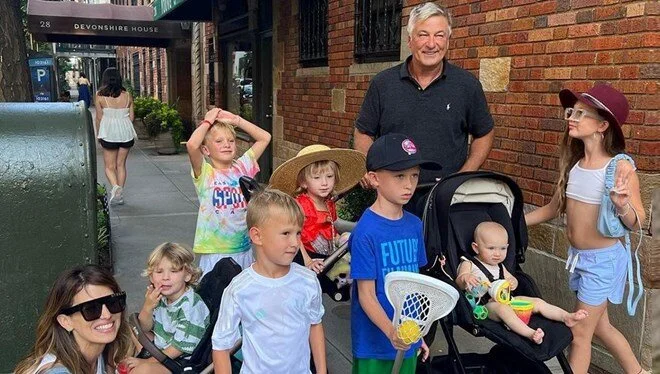 Alec Baldwin’den eşi ve çocuklarıyla mutlu aile pozu