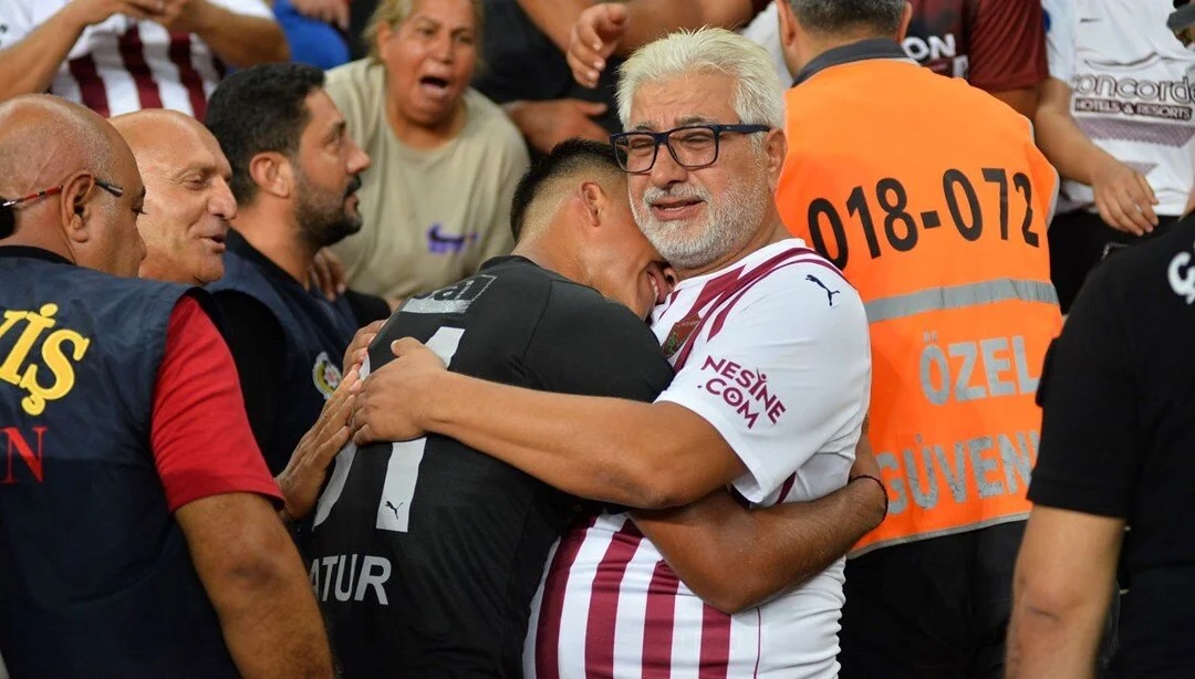 Hataysporlu Oğuzhan, galibiyeti babasına sarılıp kutladı