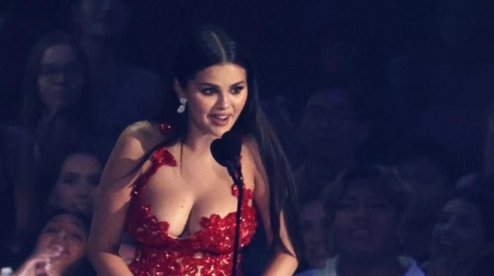 MTV Ödülleri’nde olay yaratmıştı… Selena Gomez’den ‘dekolte’ açıklaması