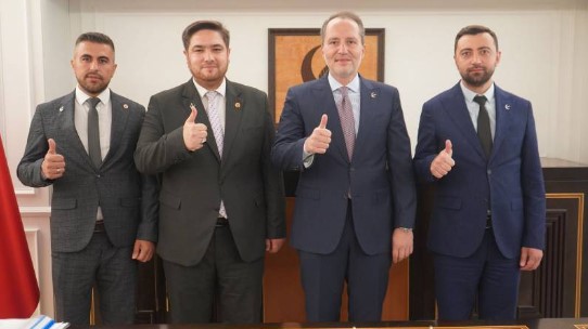 AK Parti’de ayrılık: Üç meclis üyesi istifa ederek Yeniden Refah Partisi’ne geçti