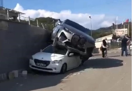 Bursa’da kontrolden çıkan cip, park halindeki aracın üzerine düştü