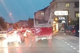 Bursa’da tehlikeli taşımacılık kamerada