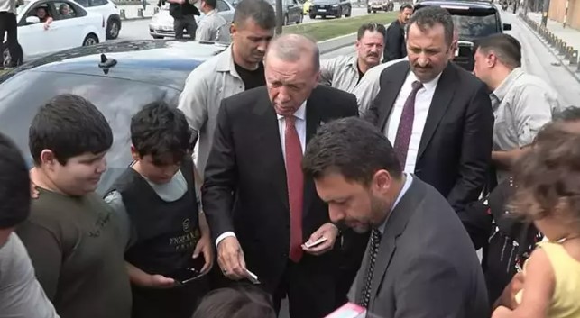 Erdoğan, Vahdettin Köşkü’ne giderken vatandaşlarla sohbet etti