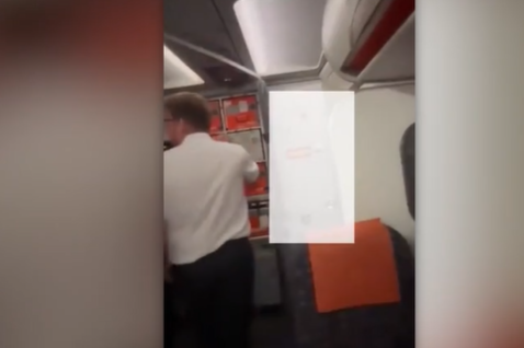 Uçakta cinsel ilişkiye giren çift kabin görevlisi tarafından yakalandı Uçakta cinsel ilişkiye giren çift kabin görevlisi tarafından yakalandı