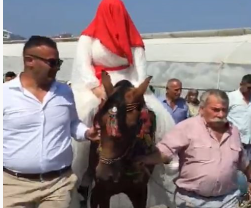 Gelini at üzerinde dolaştırıp geleneği yaşattılar