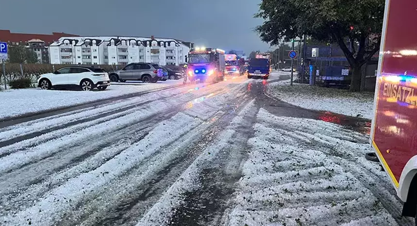 Almanya’da fırtına kaosu! Üzerine yıldırım düşen kişi öldü
