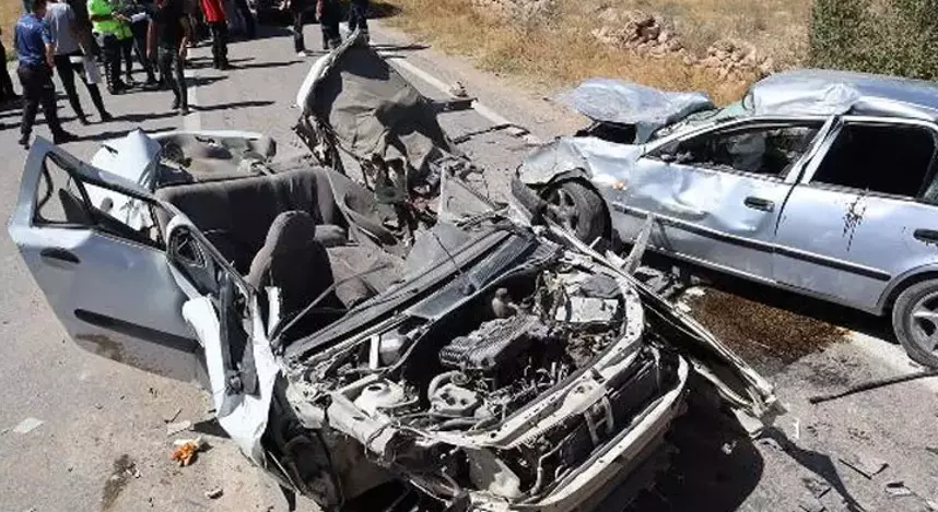 Kahreden manzara! Hatalı sollama 3 can aldı