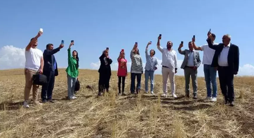 Cep telefonuyla konuşmak için 1 kilometreli yol