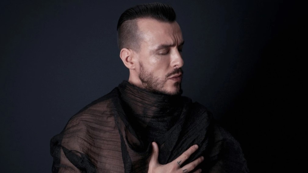 Cem Adrian konserde dinleyicileri azarladı