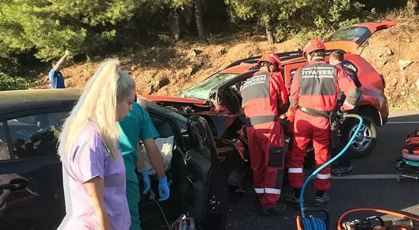 Otomobil karşı şeride geçip cipe çarptı: 2 ölü, 2 yaralı