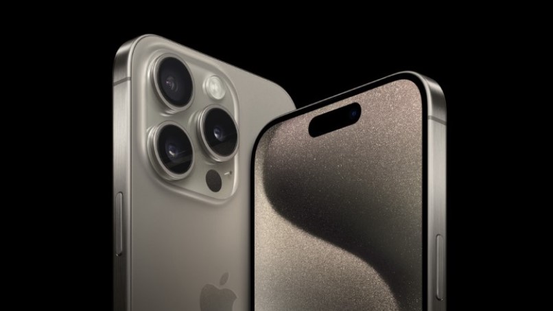 iPhone 15 Pro ve Pro Max için uyarı: Kılıfsız kullanımda renk değiştirebilir