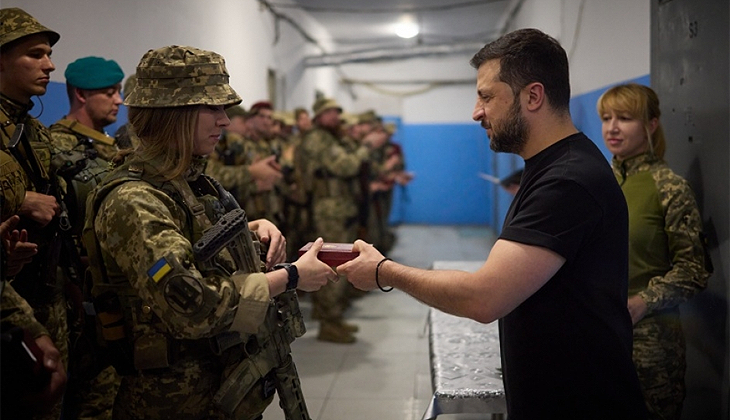 Zelenski’den Donetsk’teki cephe hattına ziyaret