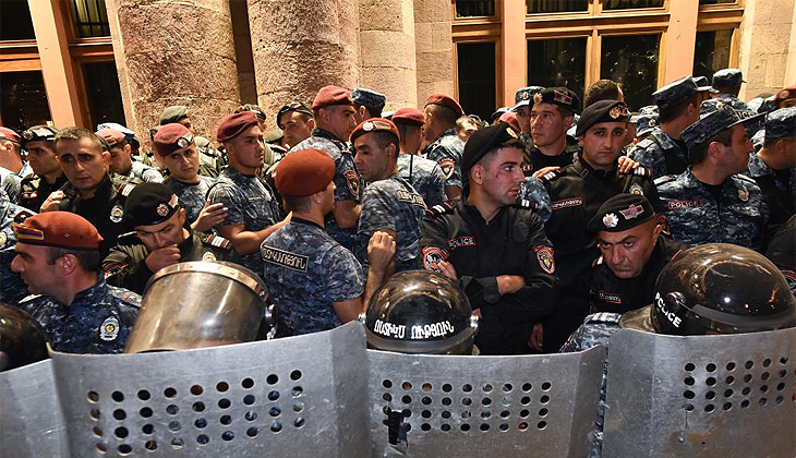 Polis ile Paşinyan karşıtları arasında arbede
