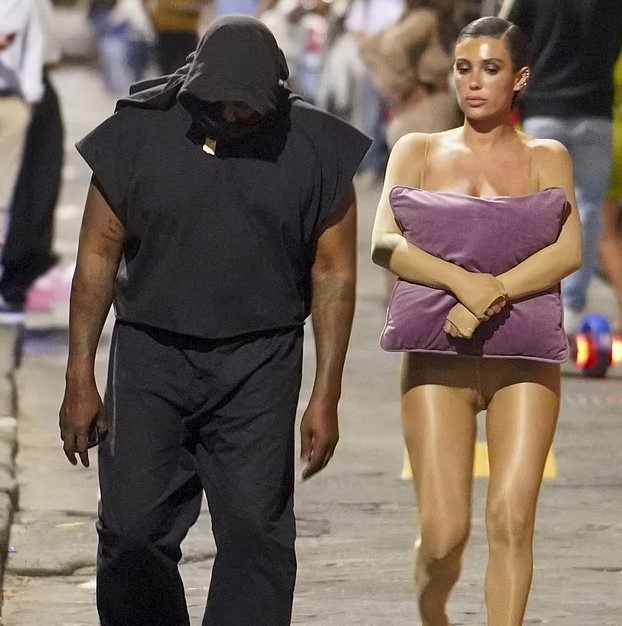Kanye West ve eşi, ilginç kıyafetleriyle Türk dönercinin kuyruğunda görüldü