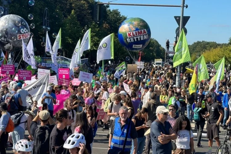 Almanya‘da 10 bin kişilik iklim protestosu