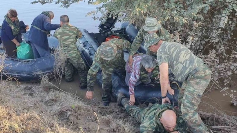 Kurtarma ekiplerine destek veren askerin görüntüsü olay oldu