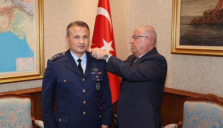Bakan Güler, uzaya gidecek Türk pilota rütbesini taktı