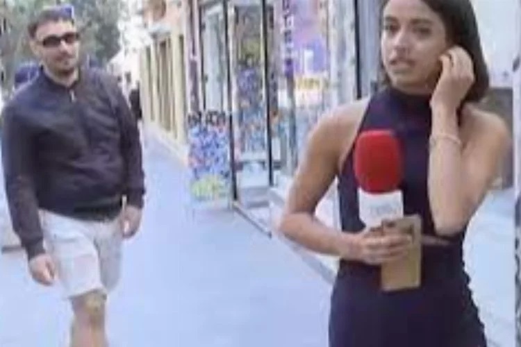 Canlı yayında muhabiri taciz etti!