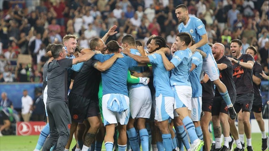 Manchester City 10 kişiyle kazandı
