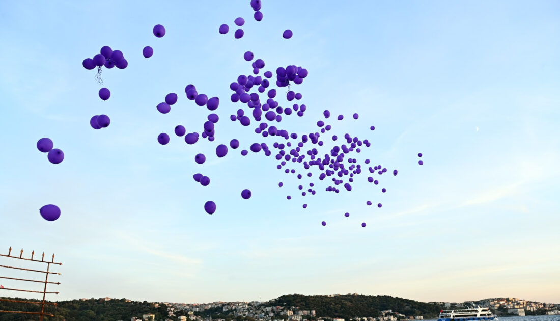 Dünya Alzheimer Günü’nde gökyüzüne mor balonlar bırakıldı