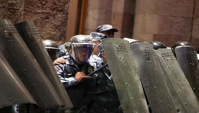 Erivan’da Paşinyan’ın istifası isteyen göstericilere sert müdahale