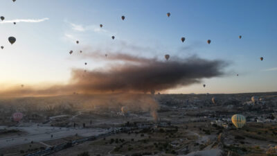 Kapadokya’da yangında dumanla kaplanan gökyüzünde balon turu