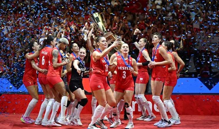 Ünlü şovmen Beyazıt Öztürk’ten Filenin Sultanları’na sürpriz hediye