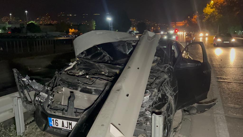 Bursa’da kaza yapan şahıs otomobili bırakıp kaçtı