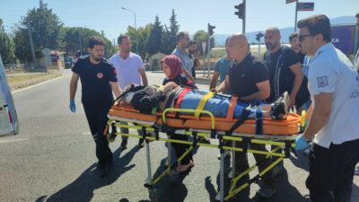 Bursa’da kırmızıda geçen otomobil motosikletli kadına çarptı