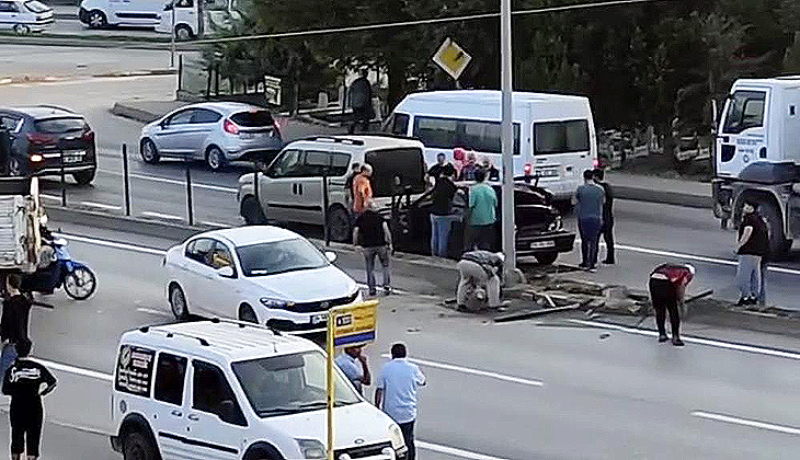Bursa’da freni patlayan kamyon, otomobile çarptı