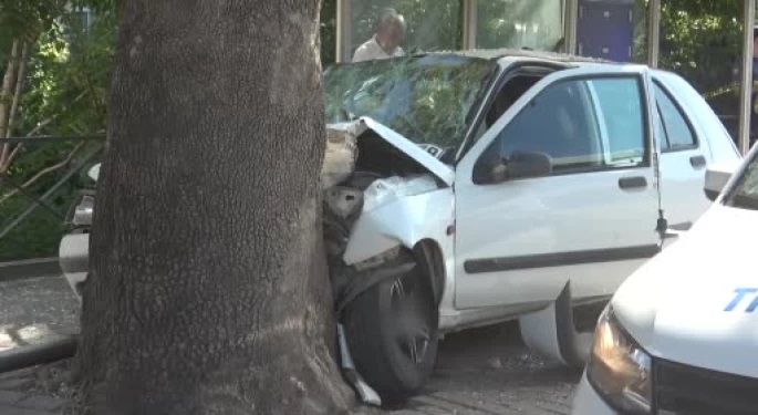 Bursa’da otomobil durağa daldı: Yaralılar var!