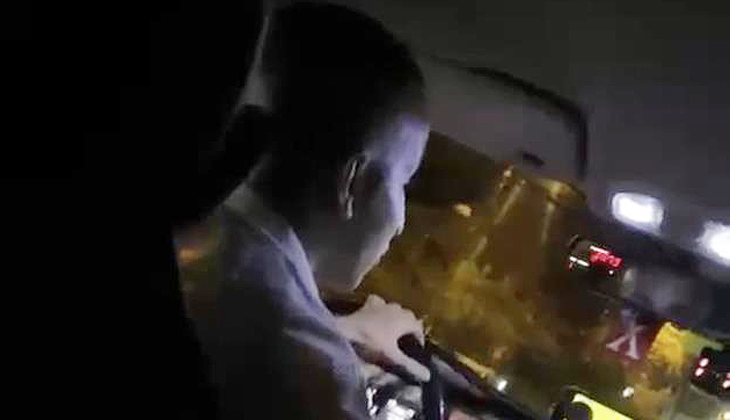 Taksici dehşeti kamerada: Yolcusunun sevgilisine kafa attı