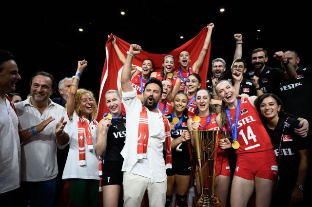 Tarkan şampiyonluk kutlamasında ‘Erik Dalı’ oynadı