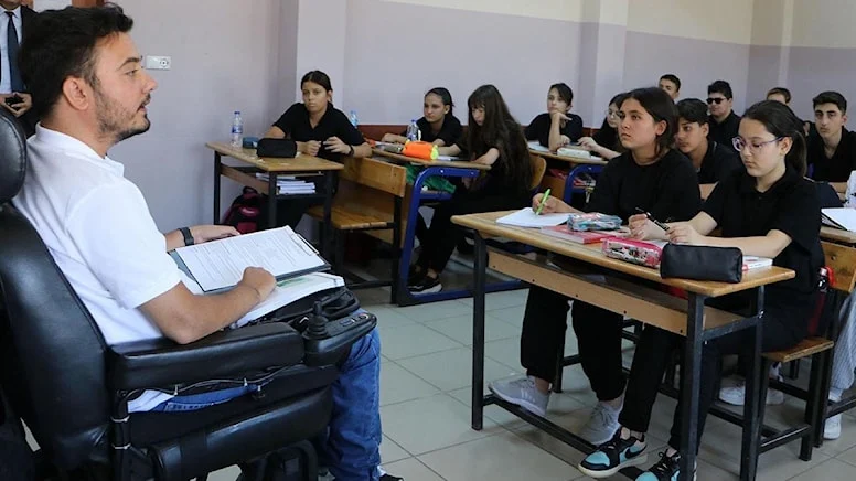 Kaza sonrası bıraktığı okuluna öğretmen olarak döndü