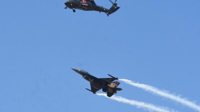TEKNOFEST’te F-16 savaş uçağı ve helikopterle kol uçuşu gösterisi