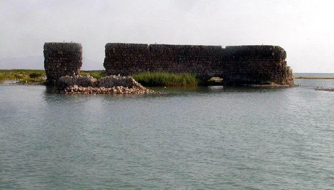 Van Gölü çekilince tarihi kale ortaya çıktı