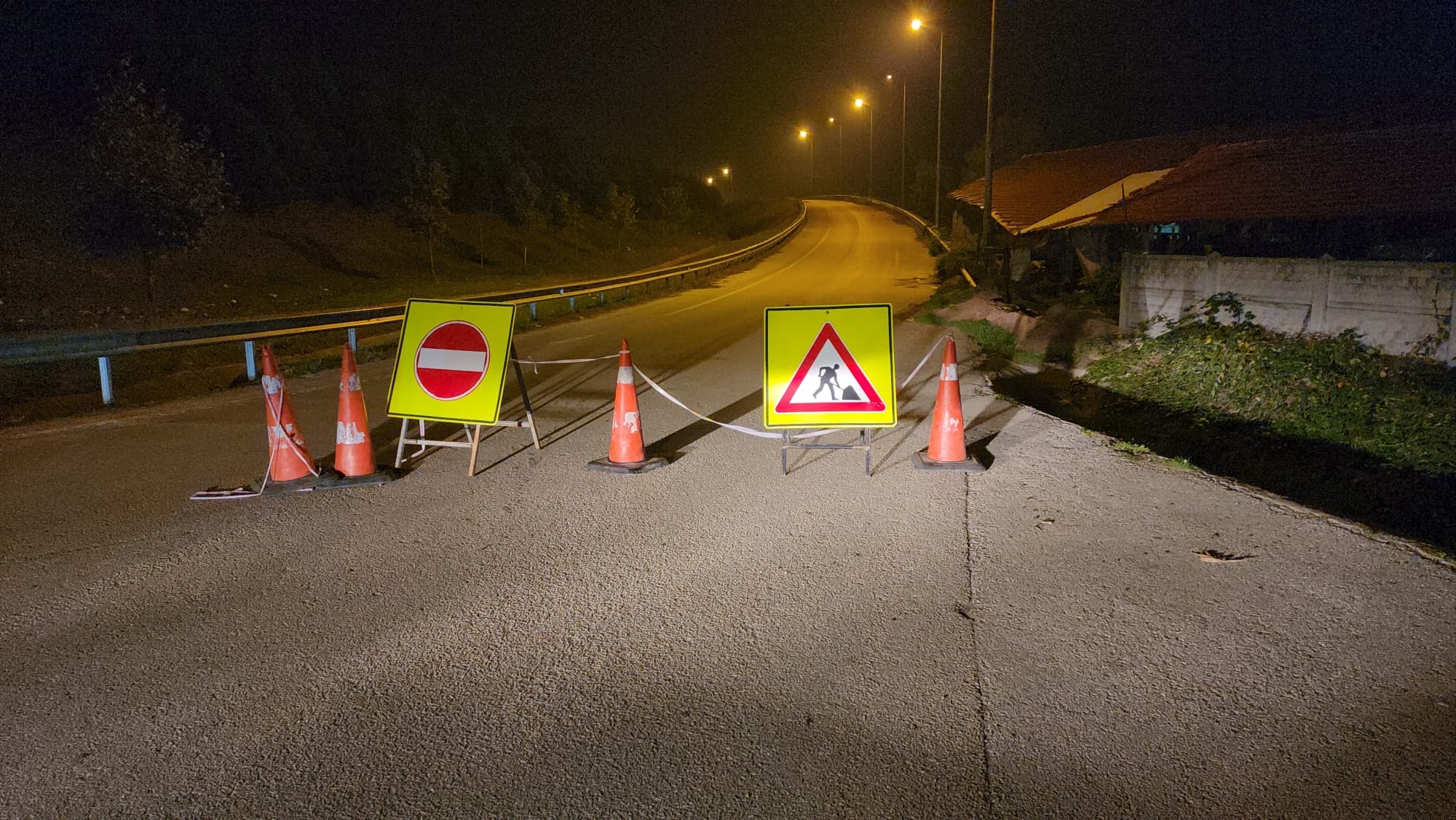 Kapalı yolda iş makinesine çarpan motosikletteki 2 kişi hayatını kaybetti