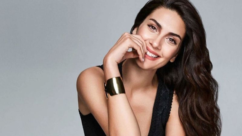 Bergüzar Korel’den eleştirilere yanıt: Ekmeğimi sonuna kadar hak ediyorum
