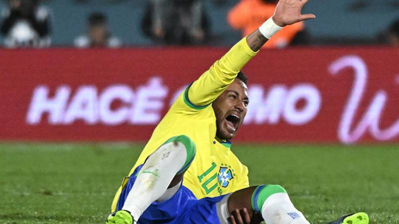 Milli maçta sakatlanan Neymar, sezonu kapattı